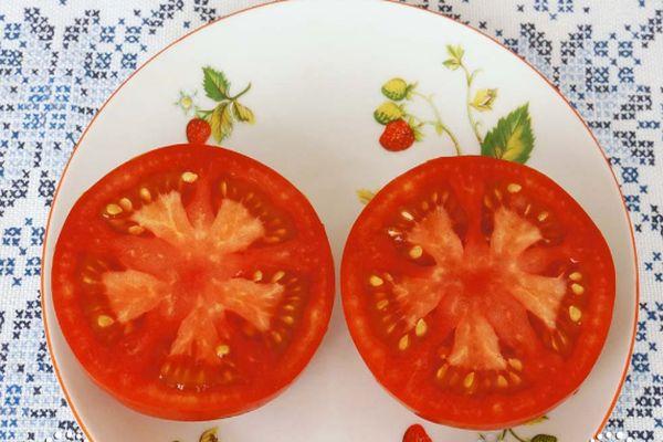 Une tomate coupée