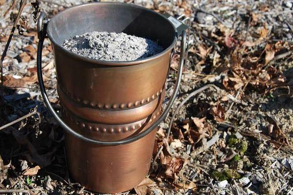 Seau en fer blanc avec un hall