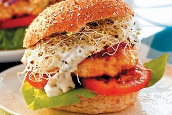 แฮมเบอร์เกอร์กับมะเขือเทศ