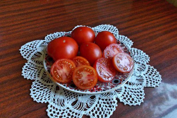Tomates dans une assiette