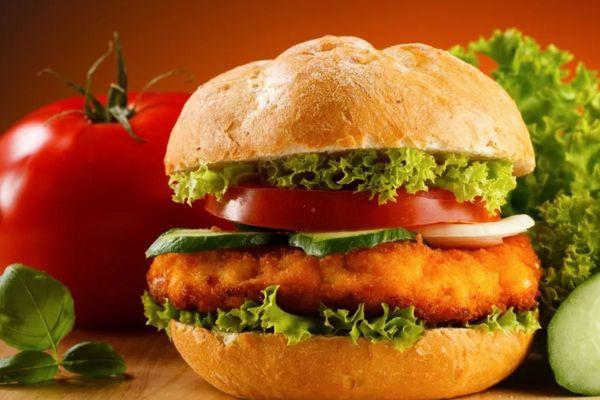 แฮมเบอร์เกอร์กับมะเขือเทศ