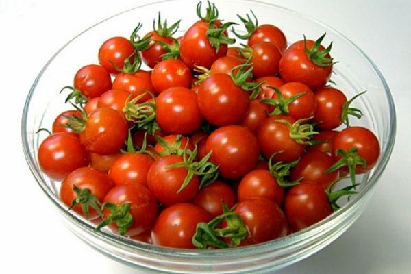 Une assiette de tomates
