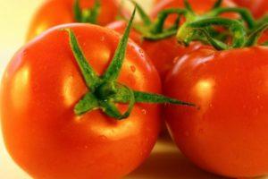 ลักษณะและลักษณะของมะเขือเทศ Russian Happiness F1 ผลผลิตและการเพาะปลูก