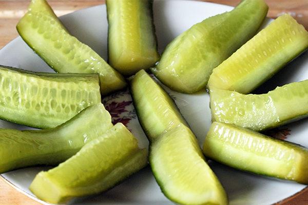 concombres marinés tranchés