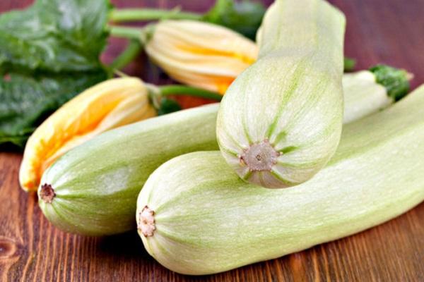 courgettes sur une planche