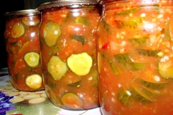 แตงกวาใน adjika ในขวดบนโต๊ะ