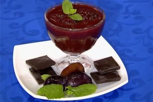 แยมพลัมในช็อคโกแลตในชาม