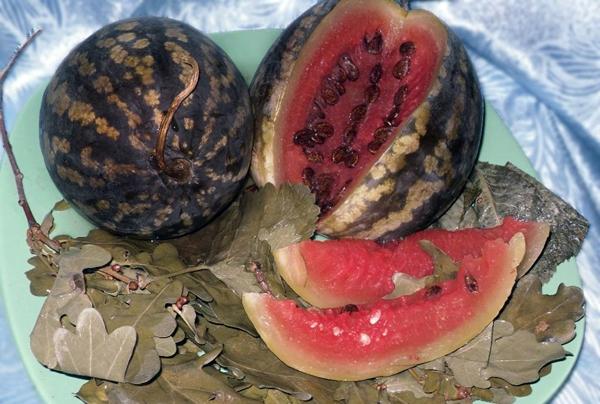 แตงโมดองบนโต๊ะ