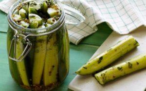 สูตรแตงกวาสไตล์เครมลินรสเผ็ดกรอบสำหรับฤดูหนาว