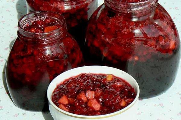 confiture de pommes aux airelles en bocaux