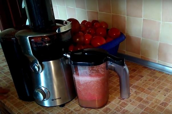 mettre des tomates dans un presse-agrumes
