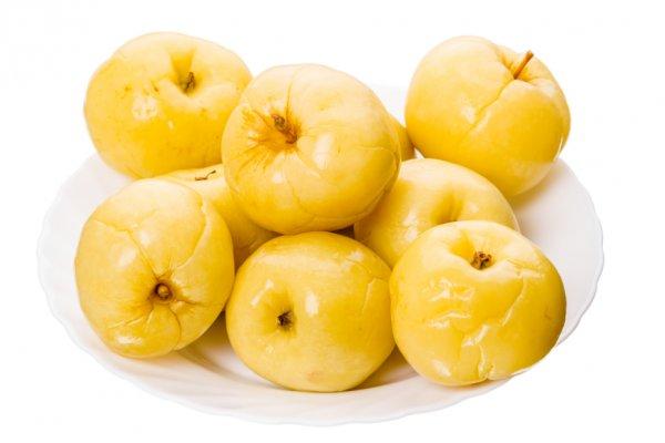 pommes marinées dans une assiette