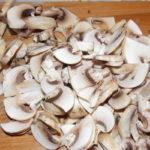 เห็ดแชมปิญองหั่นเป็นชิ้น