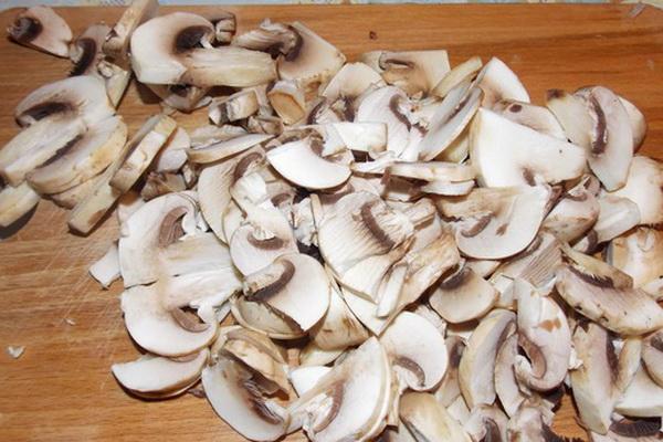 เห็ดแชมปิญองหั่นเป็นชิ้น
