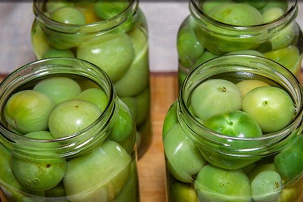 มะเขือเทศเขียวในน้ำแอปเปิ้ล