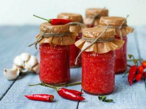 สูตรที่ดีที่สุดสำหรับการทำอับคาเซีย adjika สำหรับฤดูหนาวในแบบดั้งเดิม รสเผ็ดและใส่มะเขือเทศ