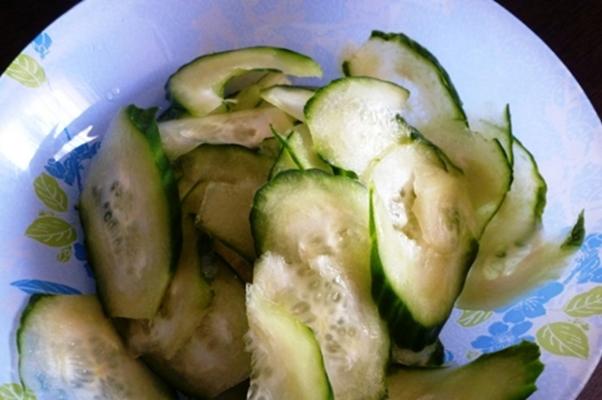 แตงกวาสไตล์ฮังการีบนจาน