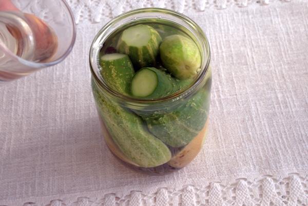 un pot rempli de concombres