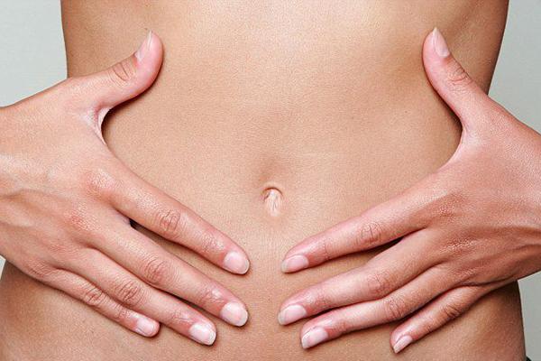 la fille touche son ventre