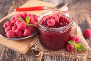 TOP 10 des recettes faciles de confiture de framboises maison pour l'hiver à base de framboises fraîches et surgelées