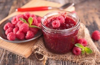 แยมราสเบอร์รี่ในขวดบนโต๊ะ