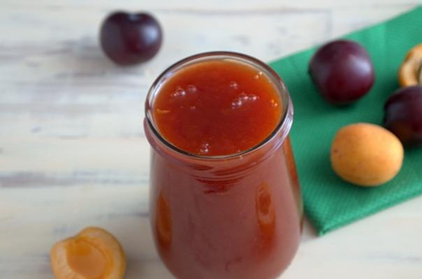 แยมพีชและพลัมในขวด