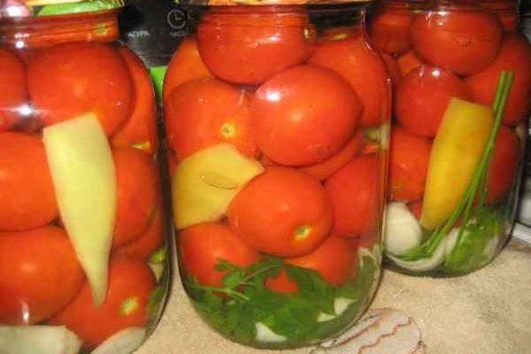 tomates marinées au poivre et aux herbes