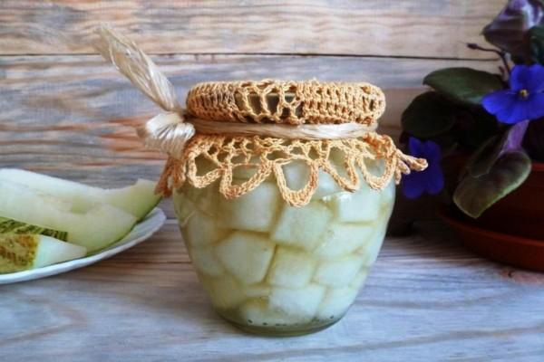 ชิ้นแตงโมในขวดเล็ก