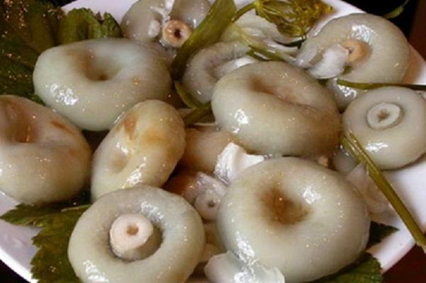 Champignons Volnushki marinés à l'ail