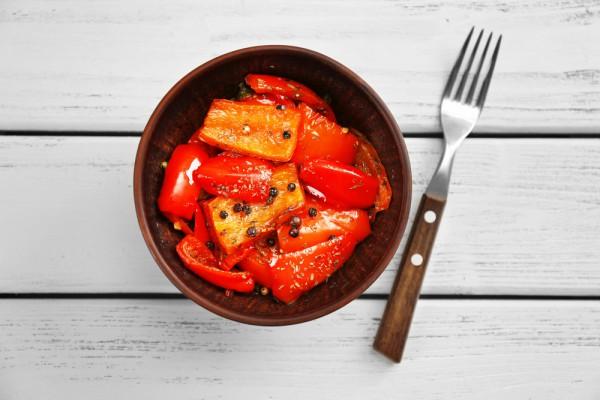 poivre dans l'huile dans un bol