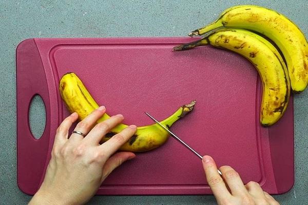 le processus de tranchage d'une banane