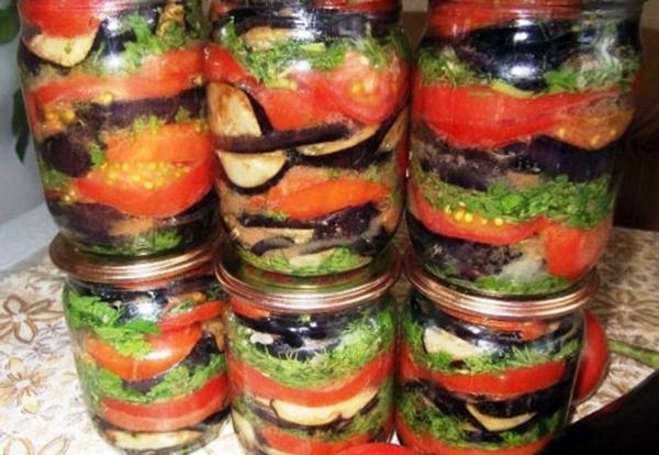 มะเขือยาวกับมะเขือเทศในขวด