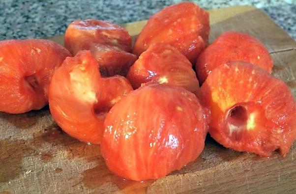 tomates pelées sur une planche