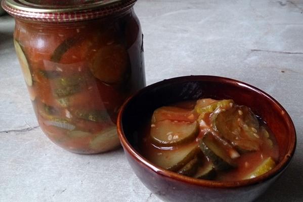 แตงกวาใน adjika ในชาม