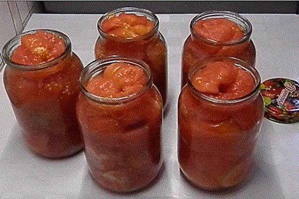 tomates pelées en bocaux sur la table