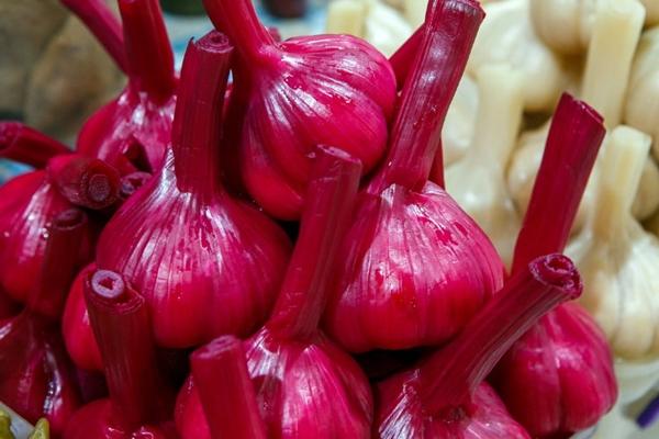 apparition d'ail mariné avec des betteraves