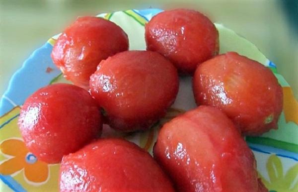 tomates pelées sur une assiette