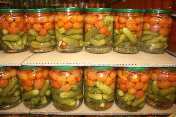 แตงกวาและมะเขือเทศในขวด