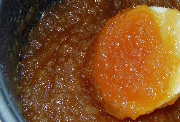 L'apparition de la confiture de pommes dans une mijoteuse