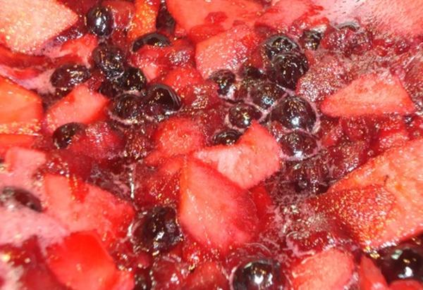 ขั้นตอนการทำแยมจากโช๊คเบอร์รี่และแอปเปิล