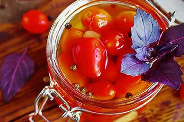 มะเขือเทศเชอร์รี่กับโหระพาในขวด