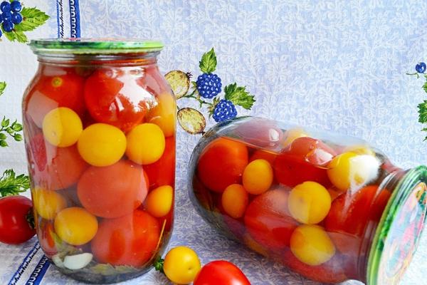 มะเขือเทศกับน้ำผึ้งในขวดบนโต๊ะ