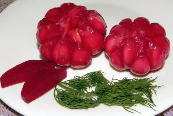 ail mariné avec betteraves dans une assiette