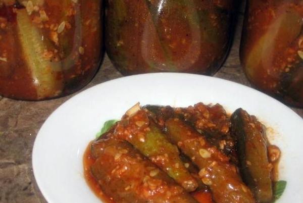 แตงกวาใน adjika บนจาน