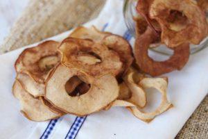 สูตรที่ดีที่สุดสำหรับการตากแอปเปิ้ลสำหรับฤดูหนาวที่บ้าน และผลไม้ที่ควรเลือก