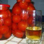 มะเขือเทศในน้ำแอปเปิ้ลในขวดใหญ่