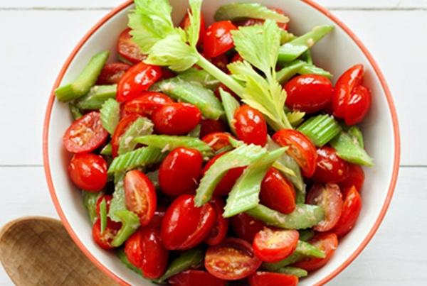 มะเขือเทศเชอร์รี่กับขึ้นฉ่าย