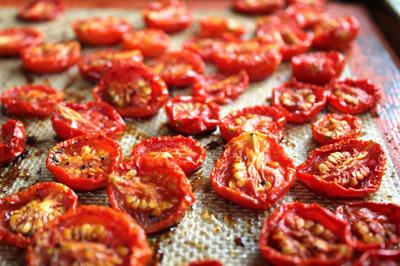 tomates cerises séchées au soleil