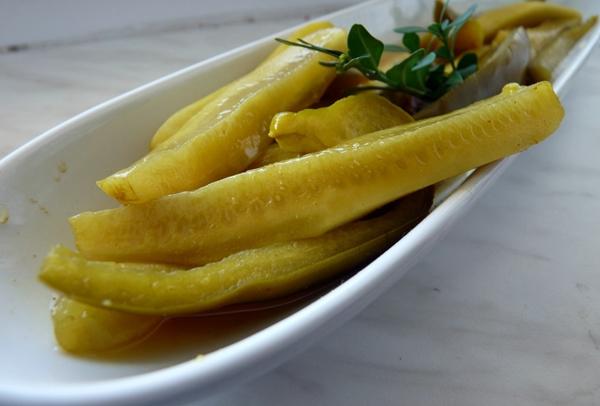 แตงกวาในน้ำสลัดมัสตาร์ดในชาม