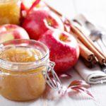 แยมแอปเปิ้ลบนโต๊ะ